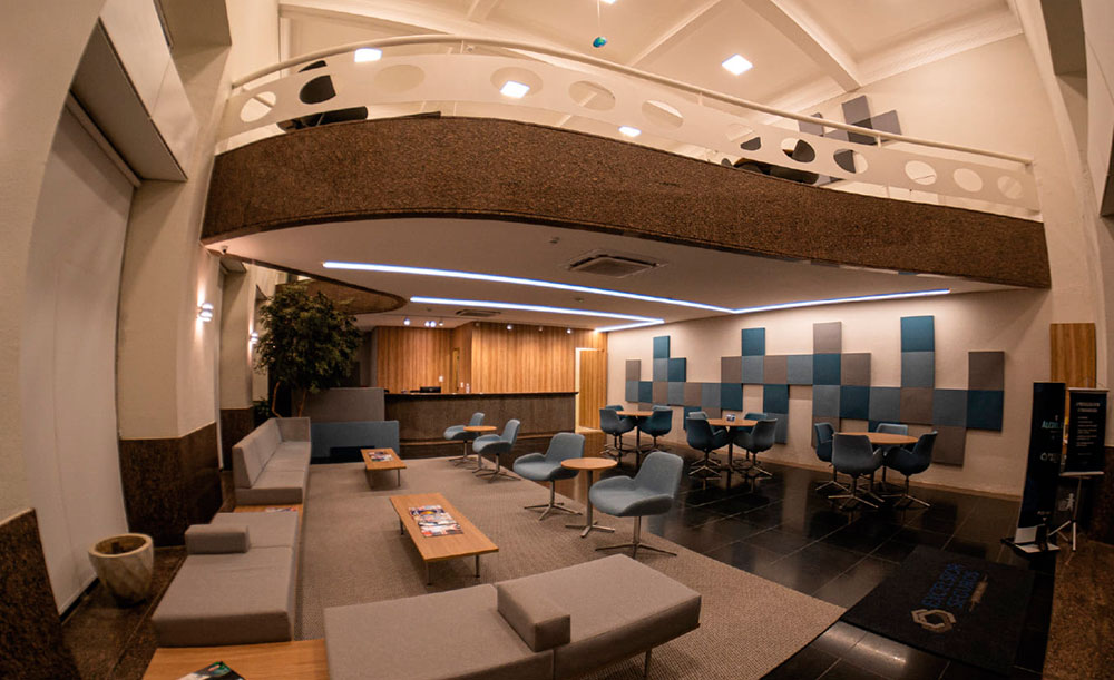 Projeto de mobiliário corporativo para empresa de seguros com as Linhas Otium e Max da Bortolini