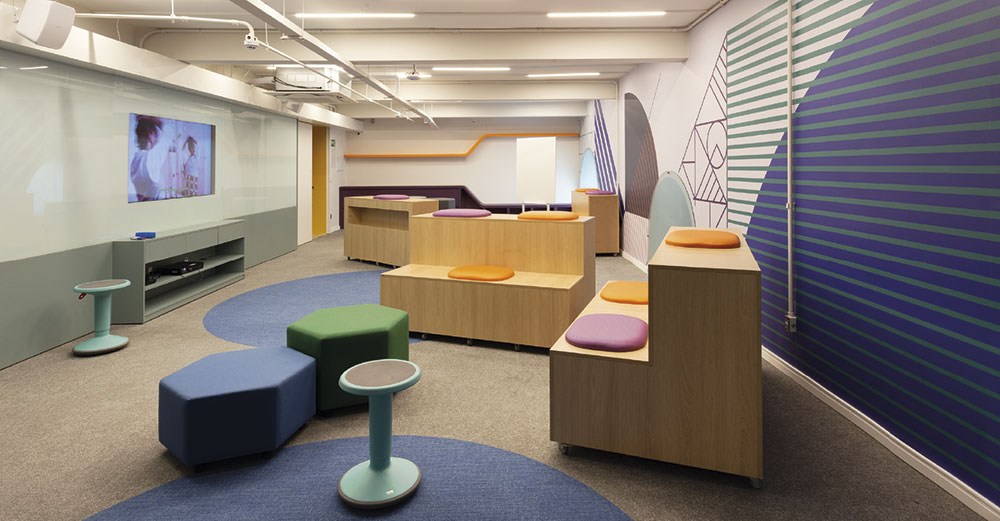 Projeto de mobiliário corporativo Insole Energia Solar com as Linhas Pluri e Order da Bortolini