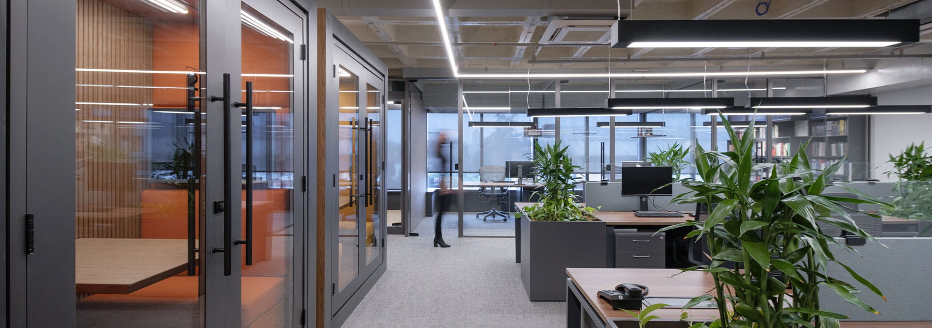 Ambiente corporativo moderno mobiliado pela Matriz Office